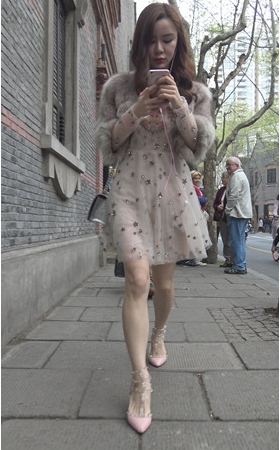 玩手机的漂亮时尚美女