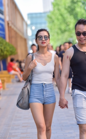 牛仔热裤墨镜妹子