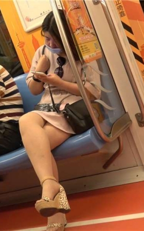 4k-地铁上特写美女的豹纹坡高跟，肉丝袜更诱人