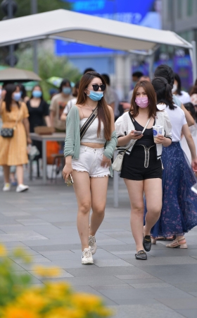 白色热裤墨镜小姐姐