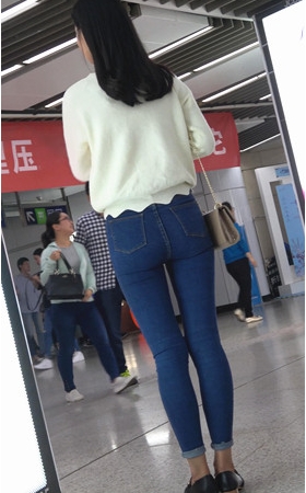 蓝色牛仔紧身裤小姐姐
