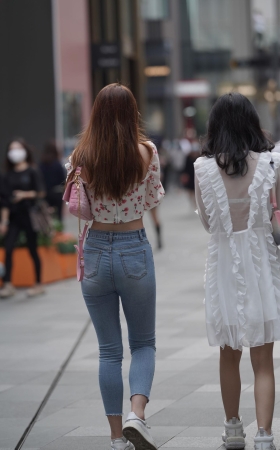 可爱的大长腿美女