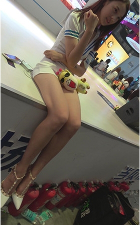 漂亮的长腿美女