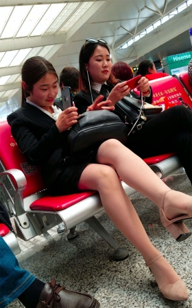 候车室的肉丝街拍美腿黑色包臀