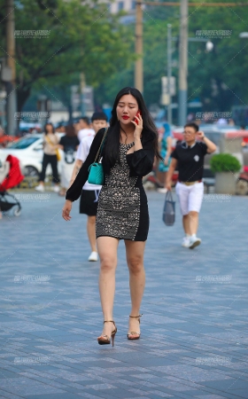 聊电话的包臀裙** [16P]