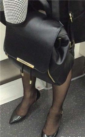 地铁上发呆的美女拥有一双诱人的丝Z