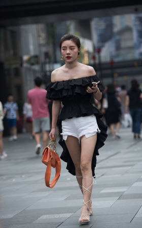 热裤美女