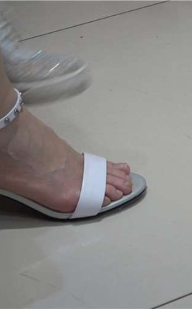4k-碎花连衣裙裸足试高跟街拍美女