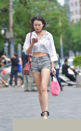 超长美腿热裤美眉3A1053[64M]