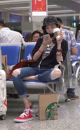 玩鞋凉拖高跟之类不少见，但美女玩球鞋就稀罕了
