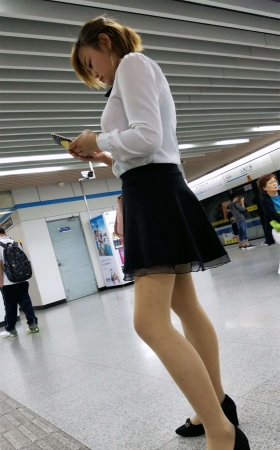 白衬衫，丝袜姑娘