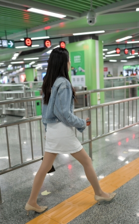 地铁站的丝袜美女