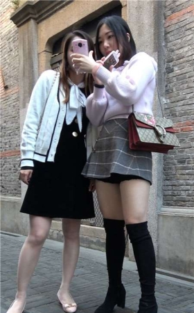 4k-粉衣短裙街拍萌妹子摆拍 [2.27 GB]