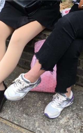 极品丝袜美腿美眉花坛边跟姐妹闲聊