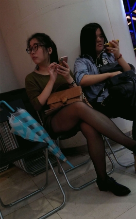 黑丝黑高眼镜妹