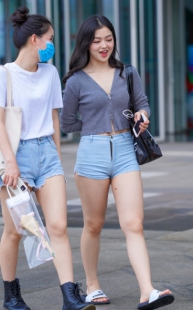 肉肉的热裤小妹