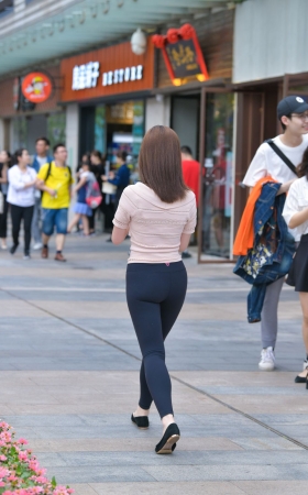 黑色紧身裤，润臀小妹