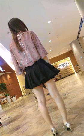 短裙美女在买东西等人