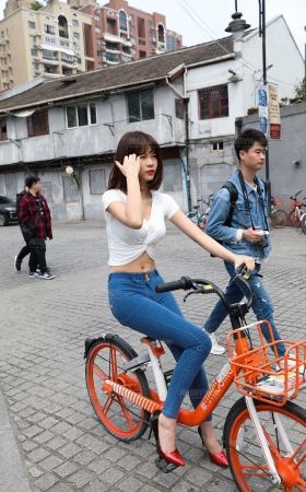 单车紧牛美眉