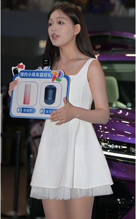 白色连衣裙小美女(93P)