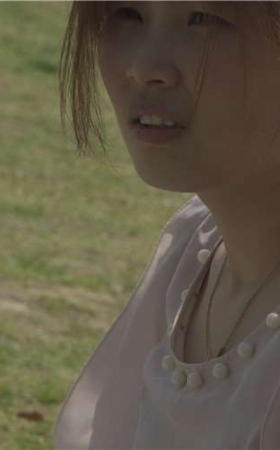 4K公园草地上的肉丝美足 1