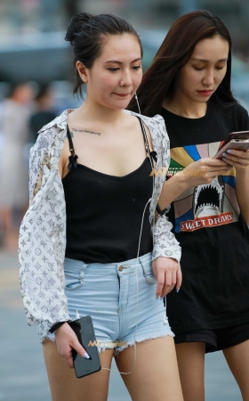 超短牛仔热裤的美眉,清纯可爱! [18P]