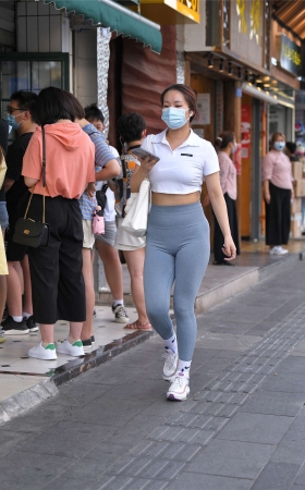 灰色翘臀紧身裤