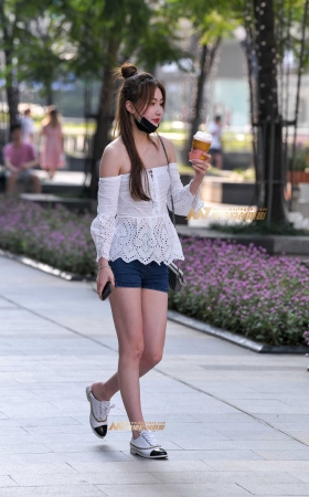 一字肩大长腿美女 [14P]