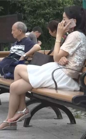 草地上的凉鞋美足短裙少fu玩耍时不时又春光乍泄 [290 MB/WMV]