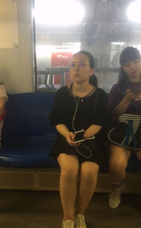 坐在对面的熟女
