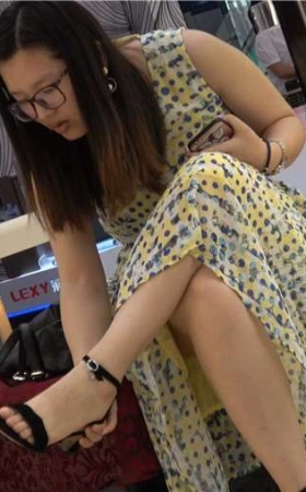 4k-米黄色斑点连衣裙美女鞋柜试鞋街拍美足