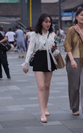 黑色短裤美腿凉高