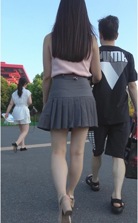 灰色高腰百褶裙妹子