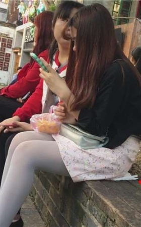 灰色丝袜美裙美腿小妹，实在诱人。