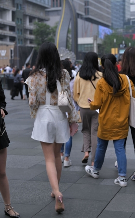 忧郁的眼神，美腿肉丝美女