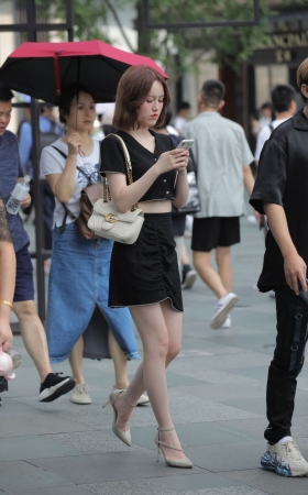 美腿白的发亮