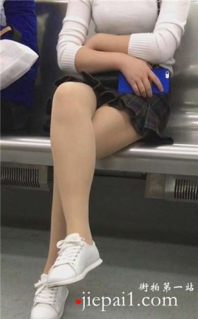 地铁拍摄肉丝美臀白鞋MM