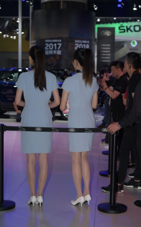 美女车模
