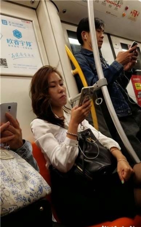 4k-地铁拍摄超薄黑丝袜性感少妇