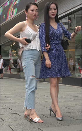 逛街的两个漂亮小美女