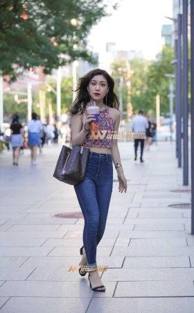 小背心，奶茶紧牛小姐姐 [16P]