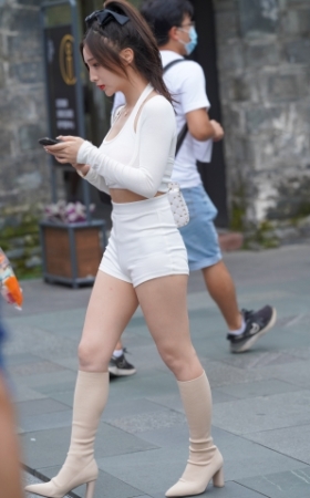 白裤女孩