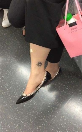 地铁拍摄脚上有刺青的熟女