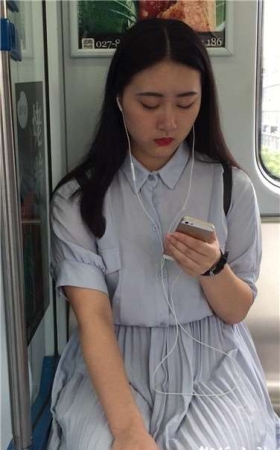 有点小忧郁的文艺小清新美眉