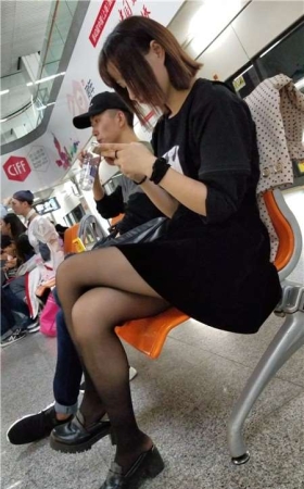 4K-街拍黑色短裙街拍黑丝气质小眼睛美女