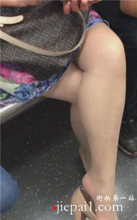 地铁上偶遇肉丝玉足少妇晾脚