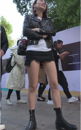 黑色牛仔短裙美女