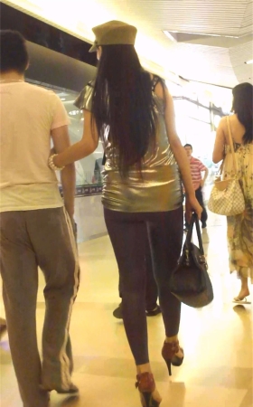 美女的性感蓝色紧身裤