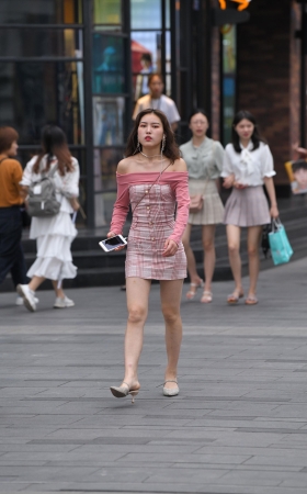 抹胸包屯裙长腿美女