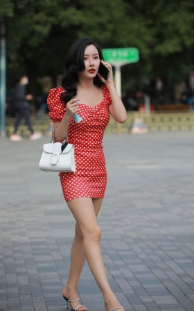 漂亮的红裙美女